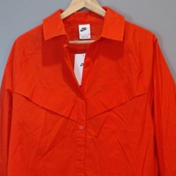 Nike Women’s Oversized Fit Button-Up Shirt Red Long Sleeve NEW - Picture 2 of 4